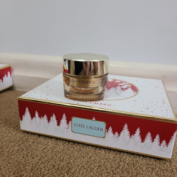 Revitalizing Supreme+ MoisturizerYouth Power Creme - Picture 2 of 3